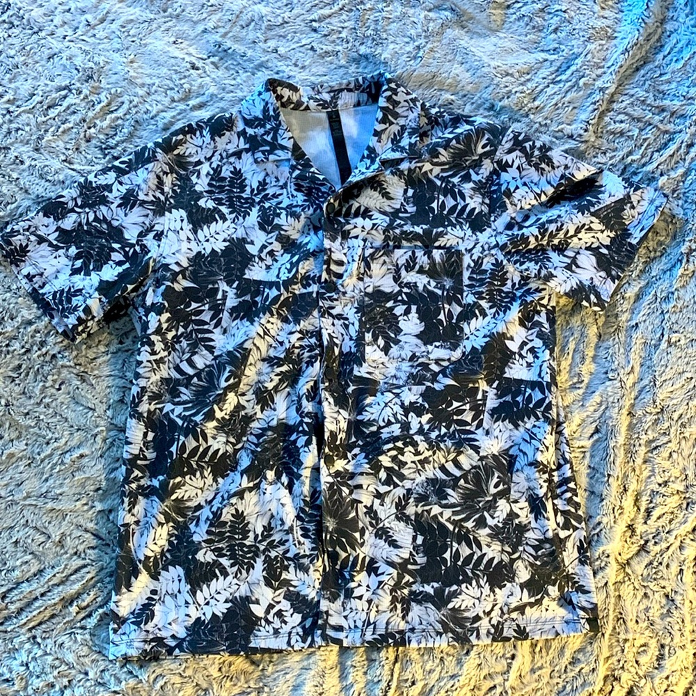 Lululemon Men’s Summer Fridays S/S Buttondown Shirt B/W Floral Large
